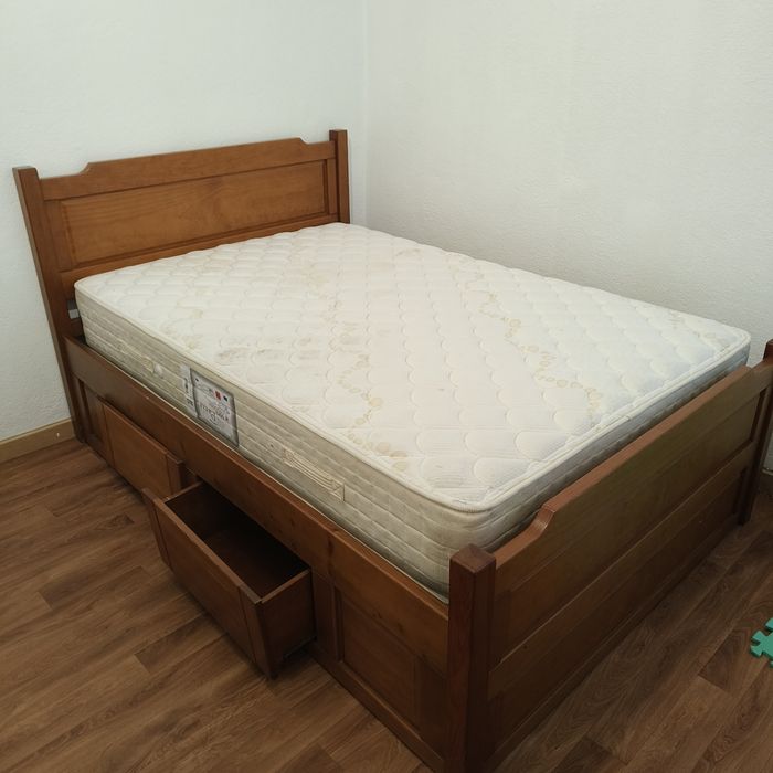 Cama casal com gavetas