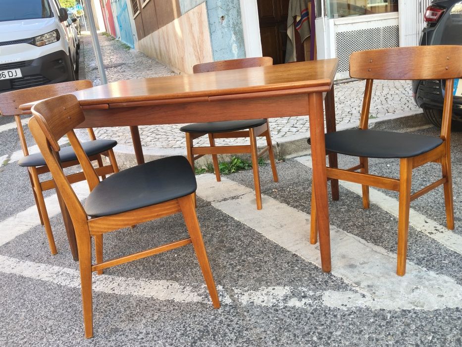 Mesa e 4 cadeiras de jantar dinamarquesa moderna de meados do século XX em teca,