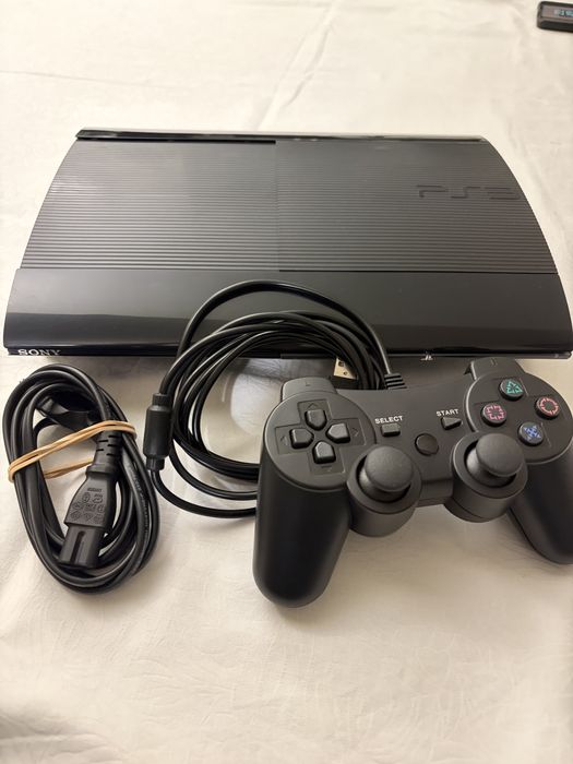 PS3 Super Slim 500GB com comando e jogos
