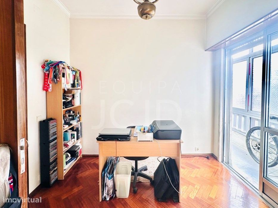 Apartamento T2 Renovado com Varanda e Elevador | Entrecampos, Lisboa