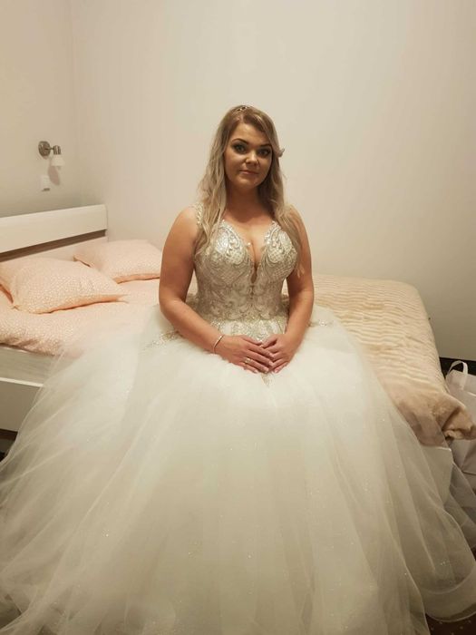 Piekna suknia ślubna plus size