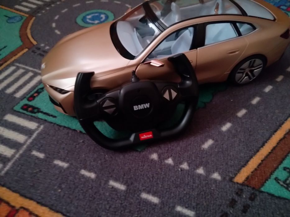 BMW I4 Coupe z świecącym wnętrzem