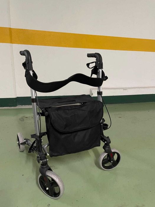 Andarilho com rodas e assento
