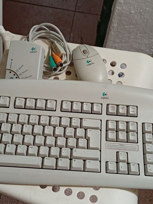 Teclado e Rato sem fios da Logitech com adaptador de conexão