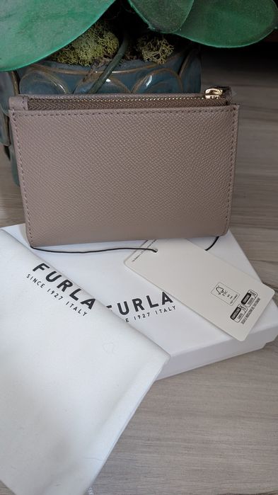 Barwy luksusu, kształty elegancji.. Portfel Furla Camelia Toupe