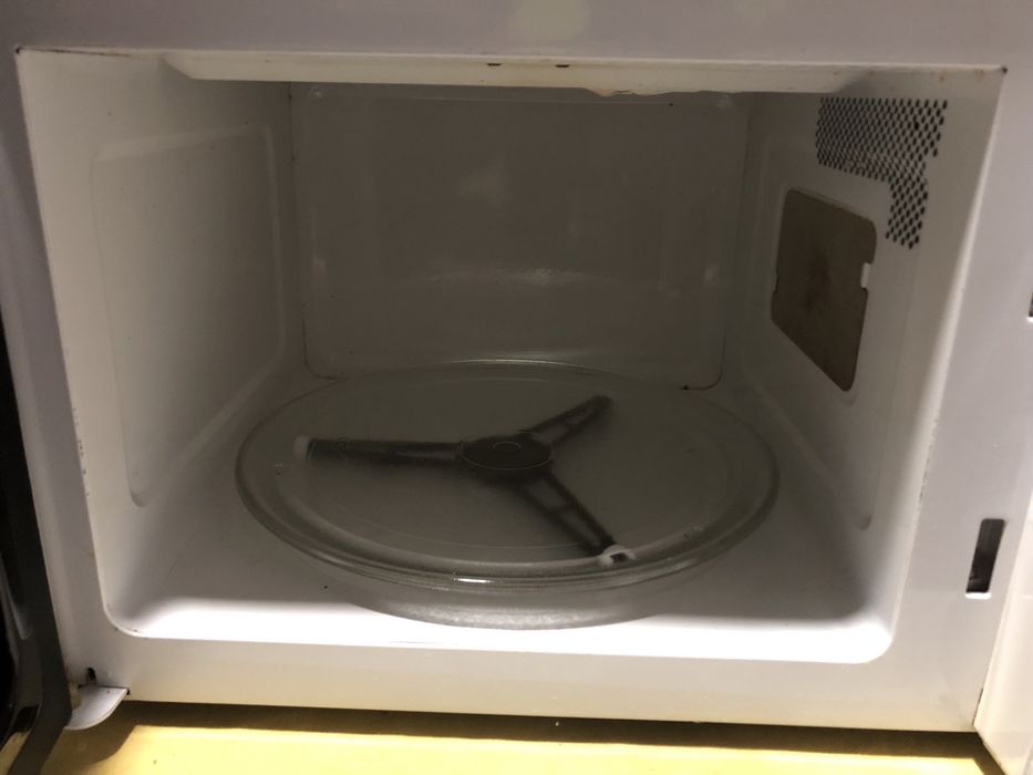 Microondas wirlpool 1000w. Em bom estado 30,00 euros