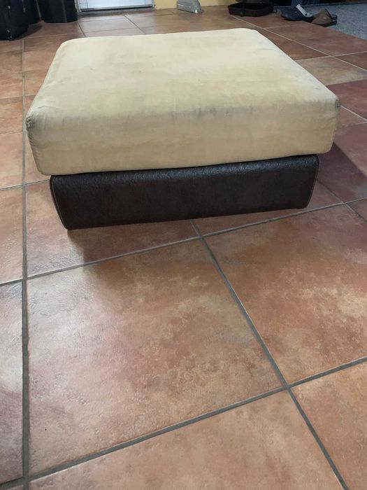 Puf em pele sintética cor bege/castanho