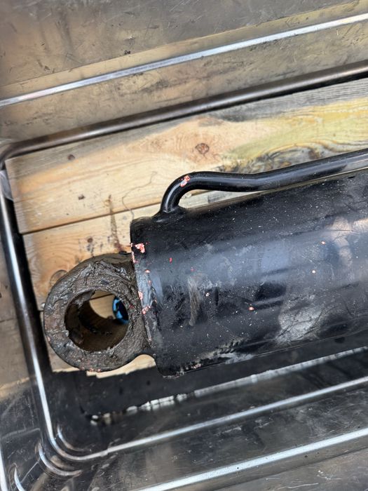 Siłownik poziomowania łyżki Manitou Mlt 625-75H