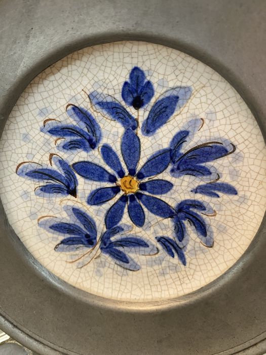 Prato em porcelana pintado à mão! Com rebordo em 95% de  estanho!