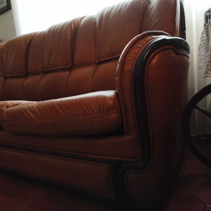 Sofá cama em pele.