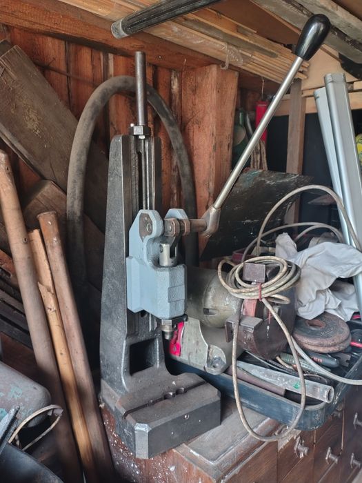 Prasa kolankowa regulowana