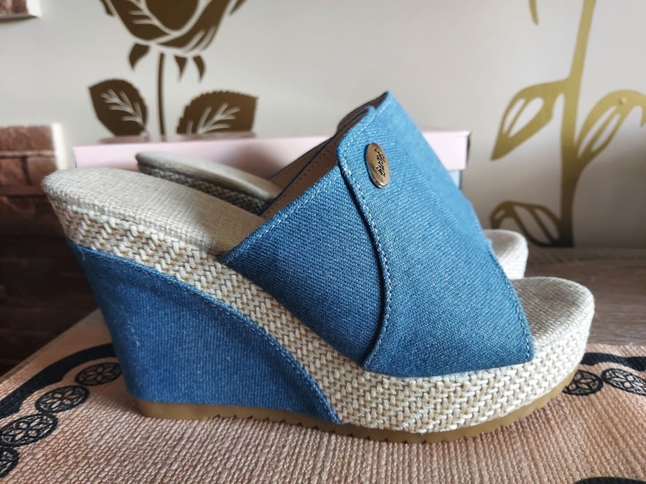 Klapki na koturnie jeansowe
