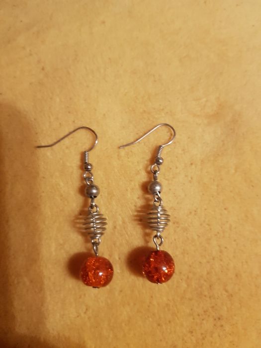 Kolczyki dlugie z czerwoną koralowa kulką