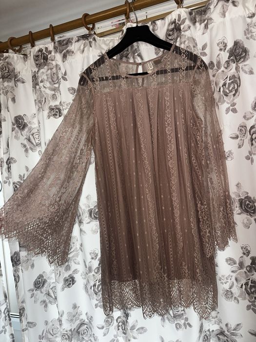 Сукня міні ніжно рожева з мережива. Коротка сукня з довгим рукавом