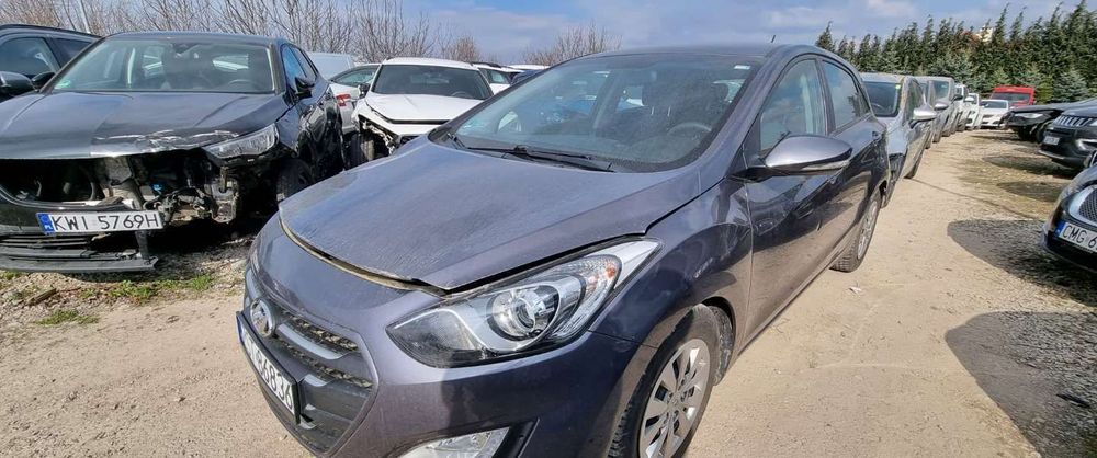 Hyundai I30 2015r, 1.4 Benzyna. Uszkodzony prawy bok i tył. Jeździ.