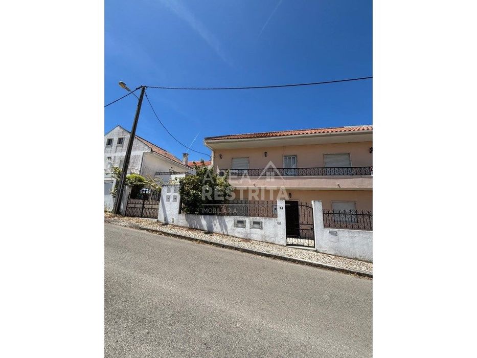 Vende-se Moradia Bi familiar T4 com Anexo e Garagem - Oportunidade ...