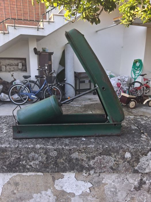 Bomba encher pneus muito antiga.