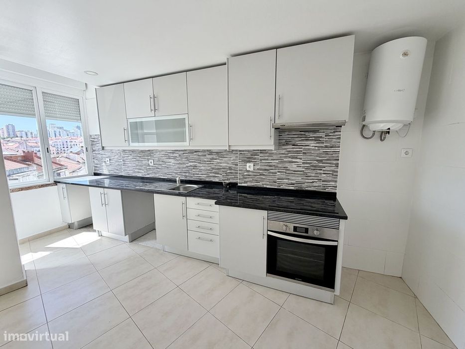 T2 remodelado na Damaia com varanda fechada e vista desafogada