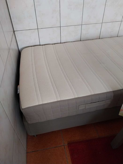 Cama de solteiro Ikea com colchão