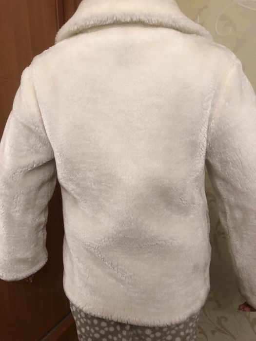 Полушубок білого кольору
