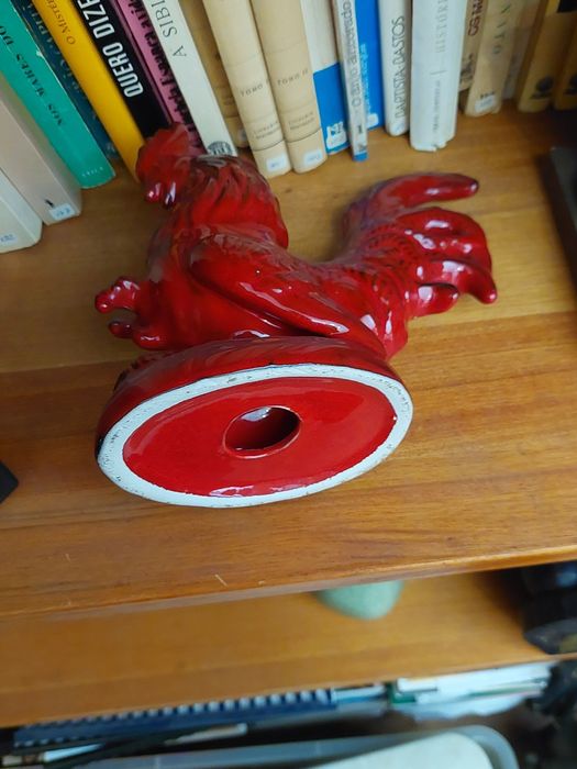 Galo escultura antiga em faianca