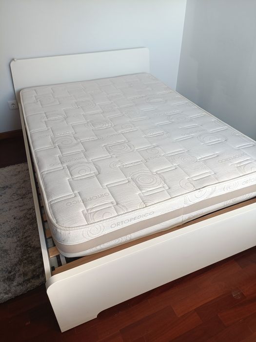 Cama de casal com colchão e estrado