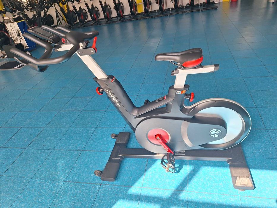 Bicicleta de spinning technogym group cycle connect  e LifeFitness ic6/maq.para ginásio