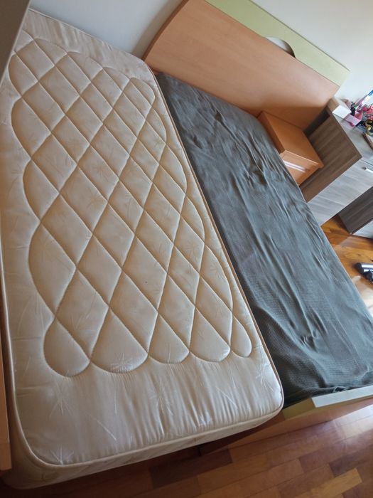 Cama + Mesa de cabeceira com 2 colchões