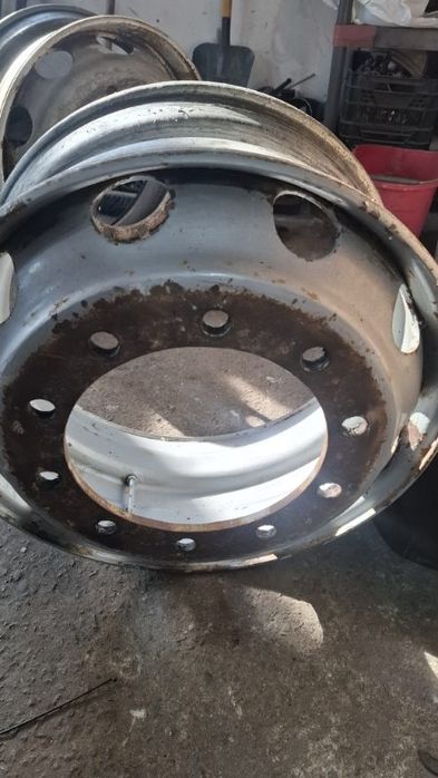 Felgi metalowe do samochodu ciężarowego