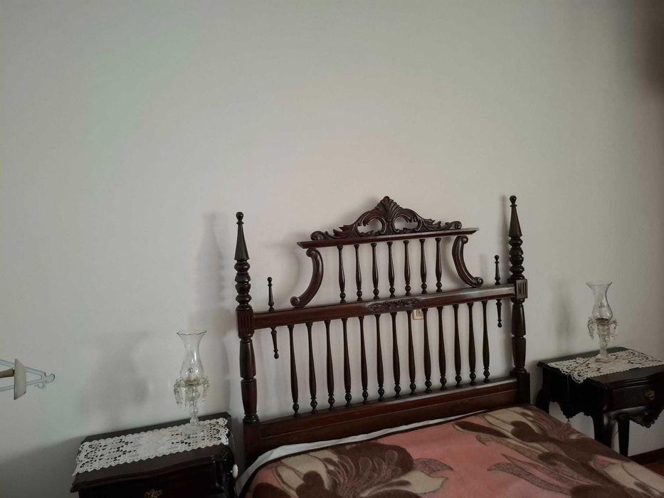 Cama, Mesas Cabeceira, Roupeiro & Candeeiro