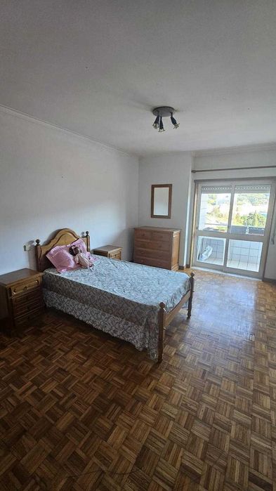 Alugo quartos junto á U. M.