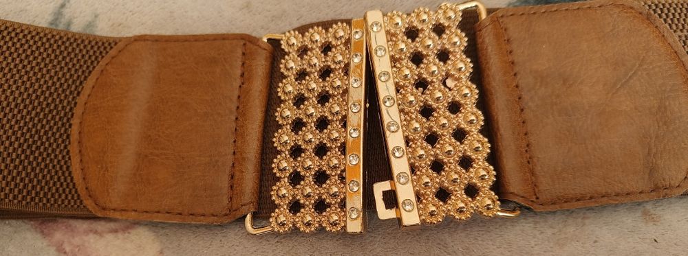 Pasek brązowy z ozdobną złotą klamerką