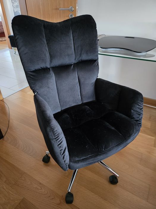 Cadeirão Giratório em Veludo Preto – Confortável e Elegante