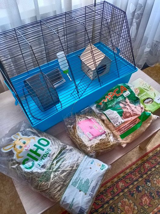 Большая клетка для домашних животных.