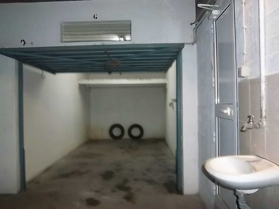 DUAS BOX Cobertas E FECHADAS NO CENTRO DA ERICEIRA