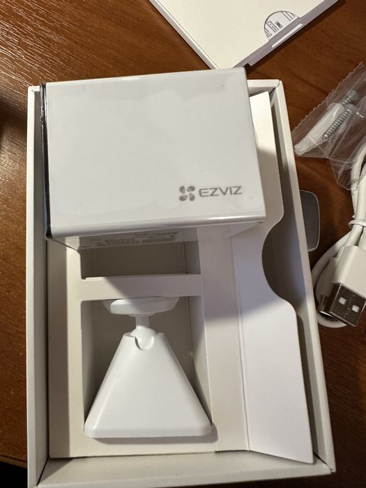 Беспровобная видеокамера с микрофоном. Ezviz