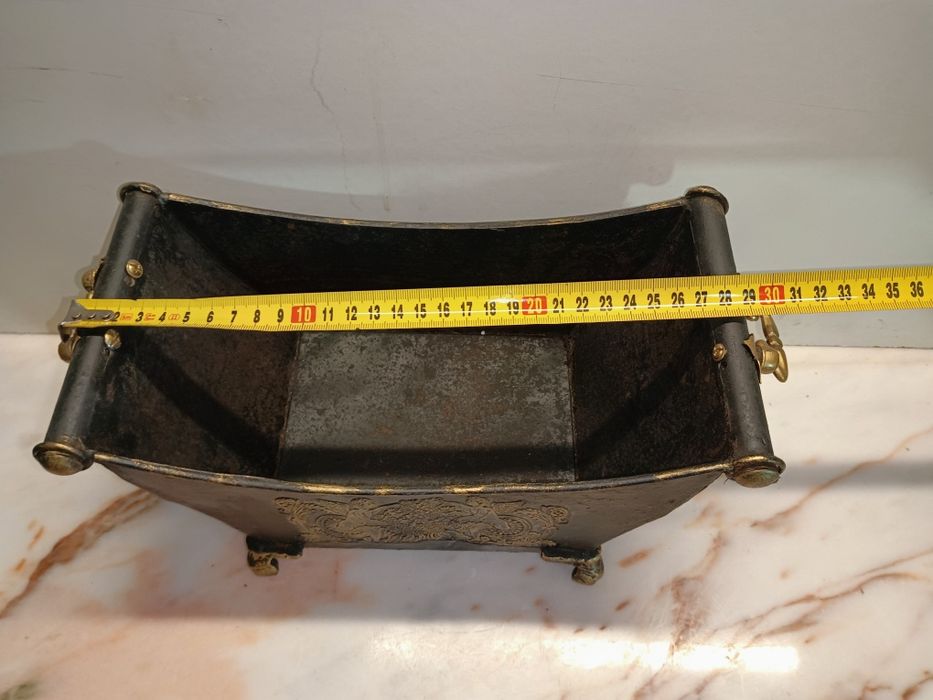 Vaso ou floreira decorativa de estilo antigo, feita de metal ferro fun