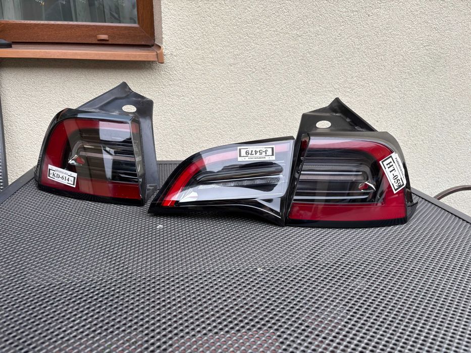 Фонар Tesla model 3/model Y Європа 4pin правий внутрі. та лівий зовні.