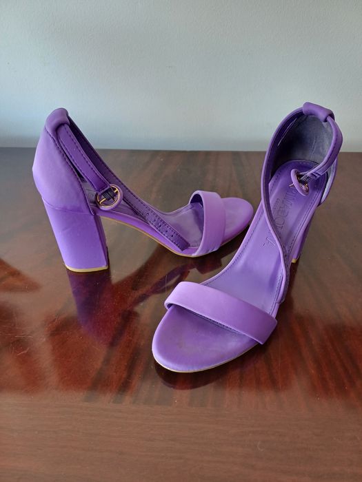 Sandálias roxas Primadonna