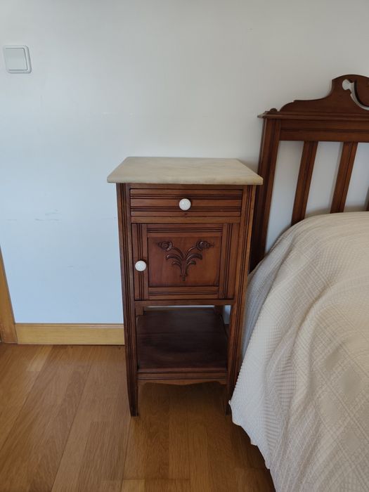 Conjunto de Quarto Antigo em Madeira Maciça com Mármore – 500 €