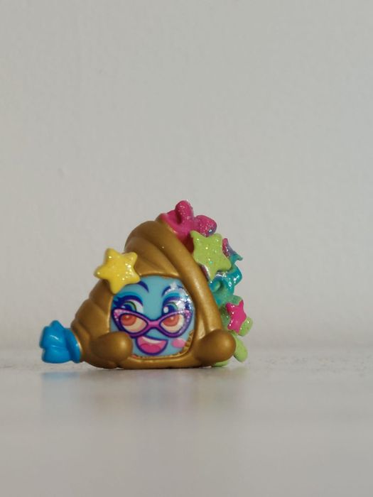 Moji pops exclusive celebrity
