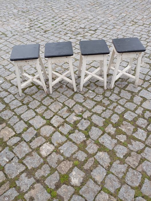 Vendo estes bancos muito bonito bom estado