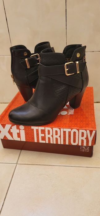 Botas com salto alto