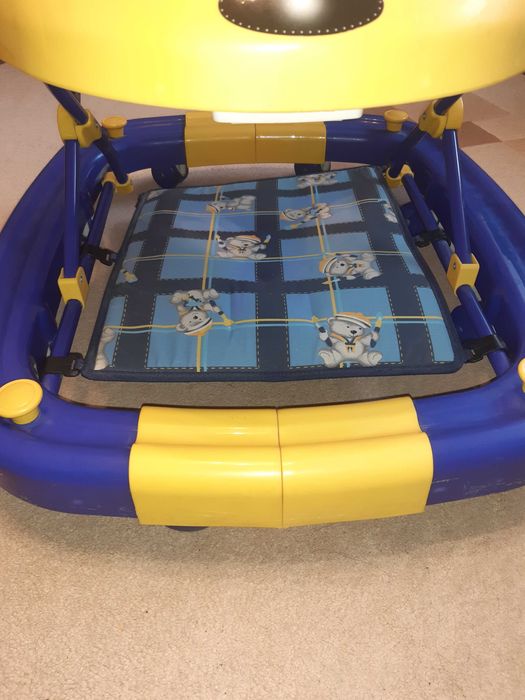 Chodzik dziecięcy z trampoliną