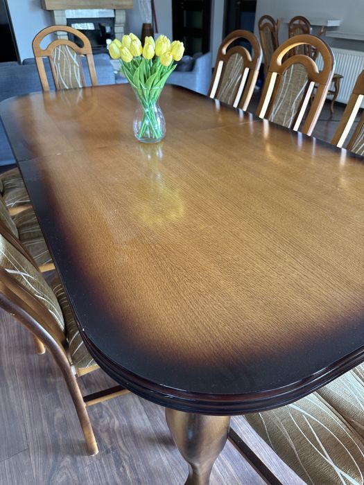 Drewniany stół jadalny