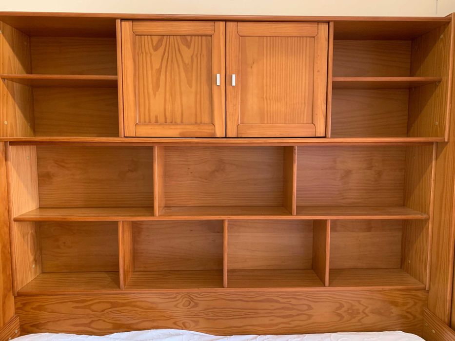 Conjunto de Quarto em Madeira Maciça – Cama, Secretária e Estante