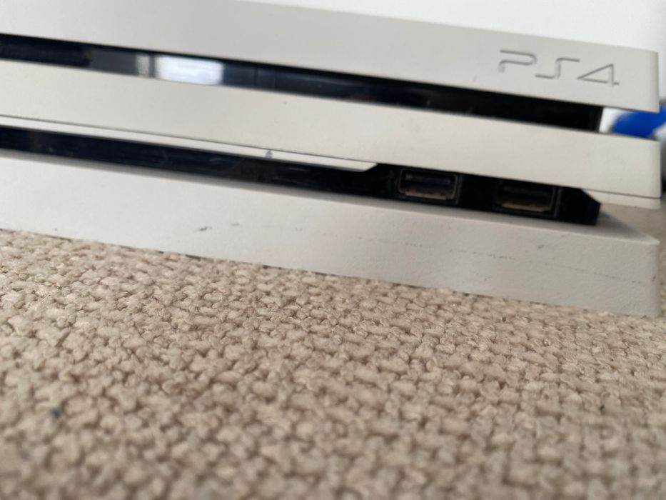 PS4 PRO + 2 PADY I 3 GRY | 1TB |