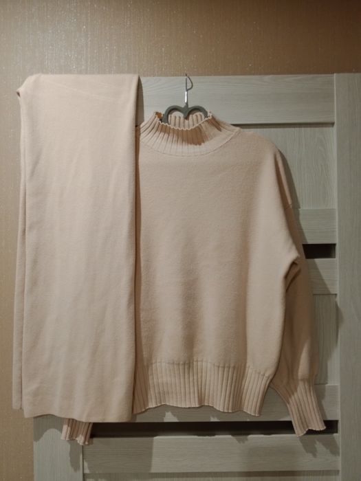 Костюм  светлый, осень,зима