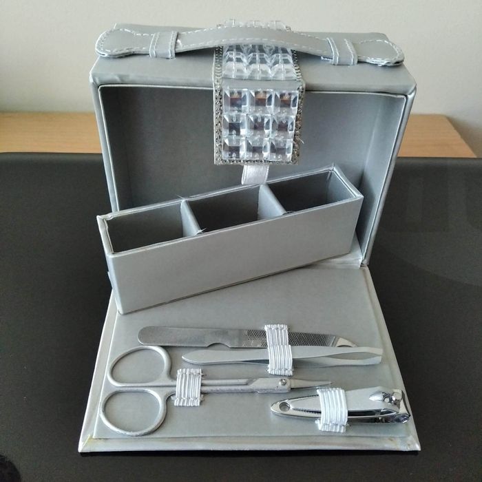 Zestaw przyborów do manicure i makijażu w walizeczce.NOWY.