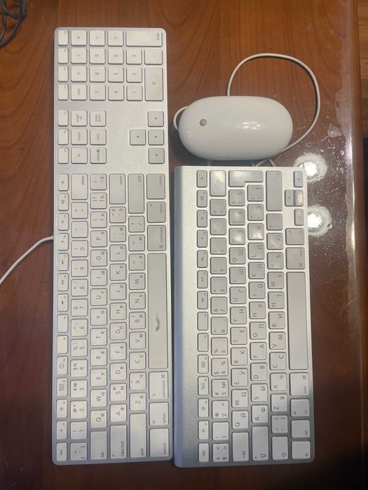 Две клавиатуры.  Apple A1243 и  А1314. Мышь А1152 Цена за все.
